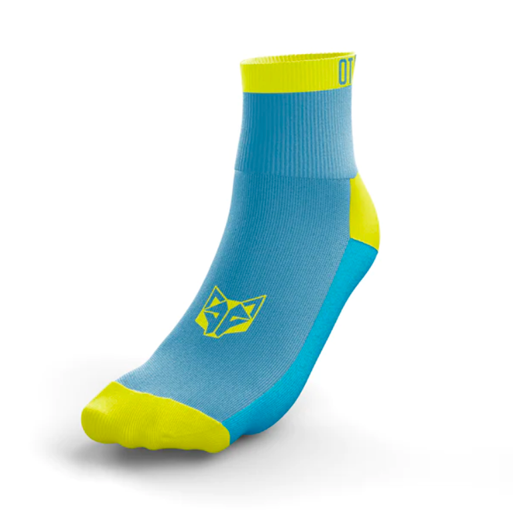 Meia de desporto azul com detalhes amarelos e padrão de lobo amarelo