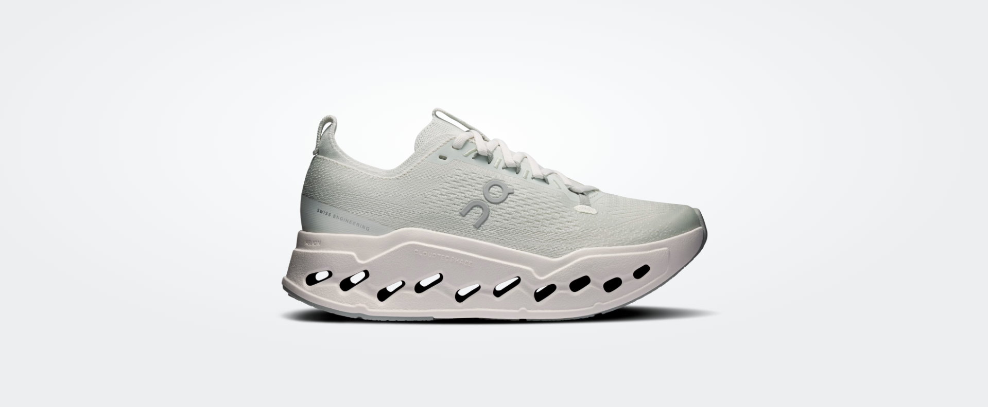 Ténis desportivo cinza claro com sola branca e logótipo oc