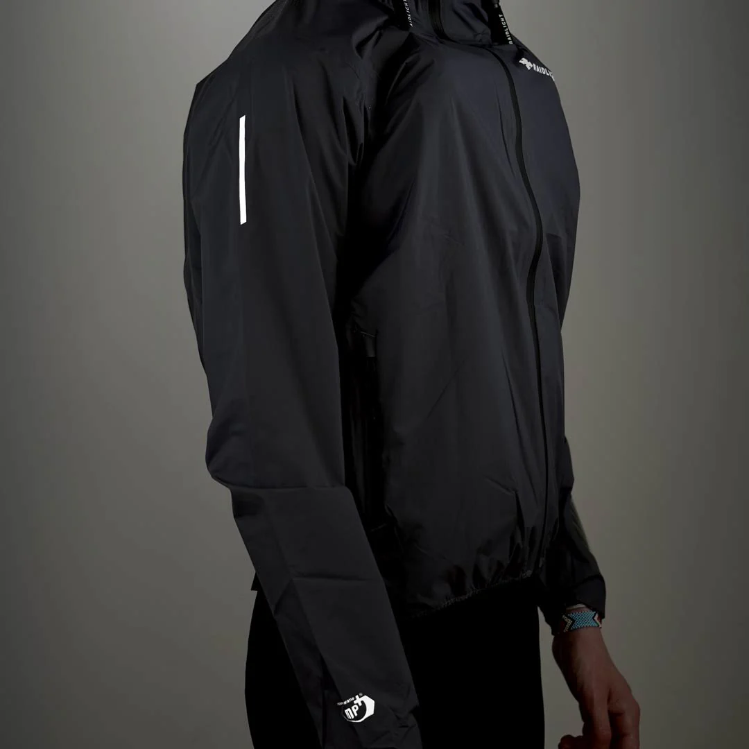 Casaco desportivo preto com capuz e logótipos brancos