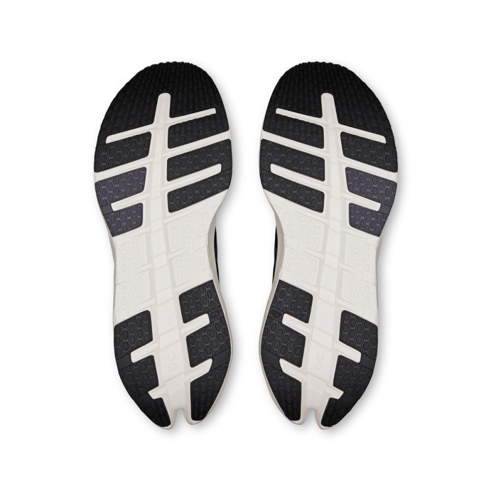 Solas de sapatos de corrida pretas e brancas com padrão antiderrapante e sulcos
