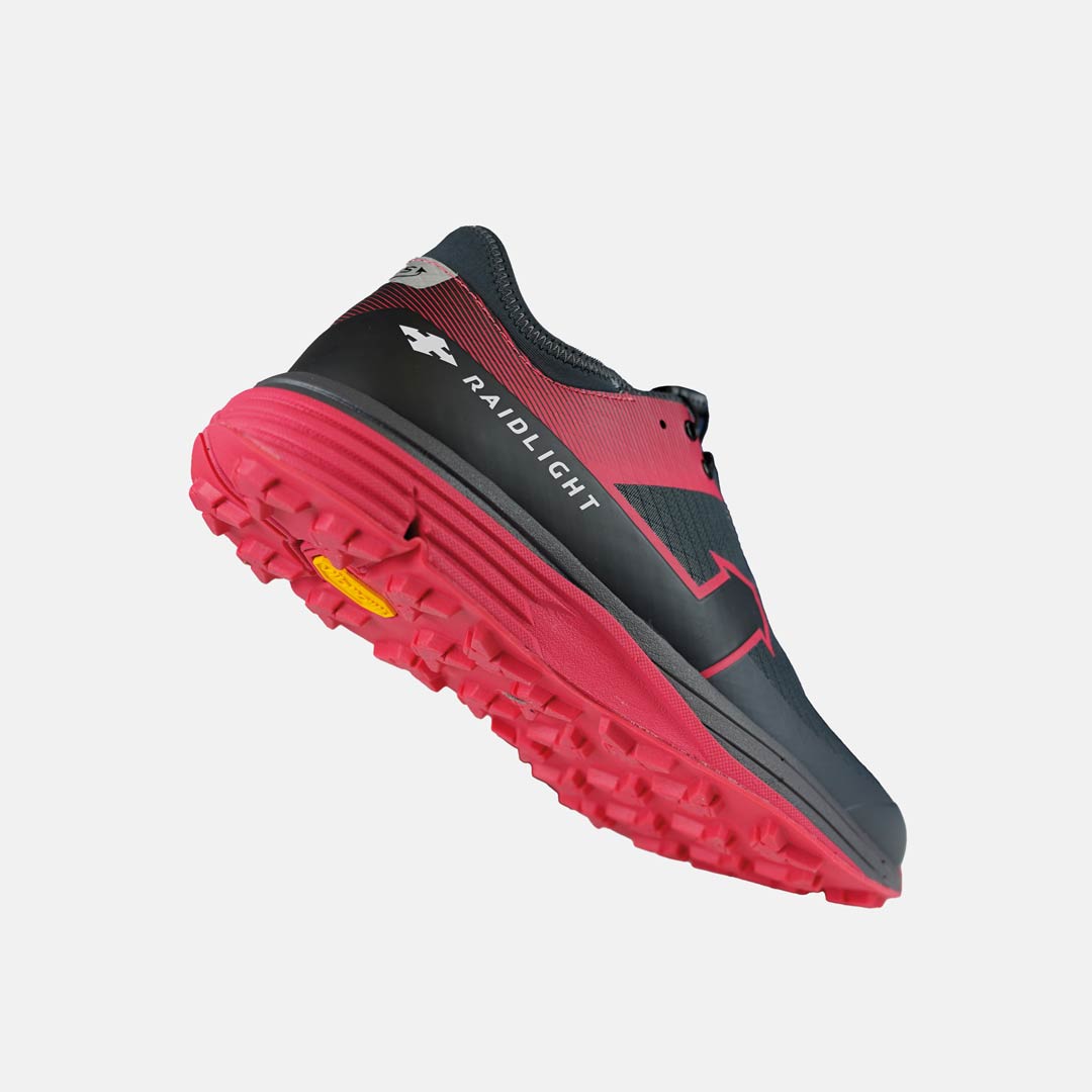 Ténis Trail Running RAIDLIGHT preto e vermelho com sola vermelha antiderrapante