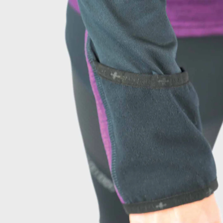 Manga de casaco desportivo azul com detalhes roxos e punho preto elástico