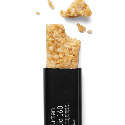 Barra de cereais crocante com embalagem preta