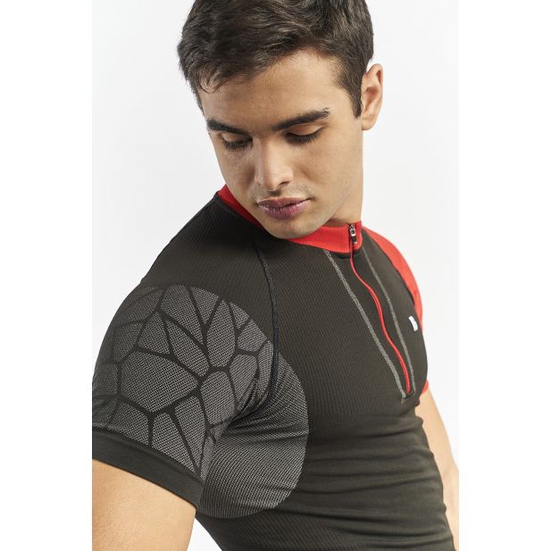 T-shirt desportiva preta com detalhes cinzentos e vermelhos