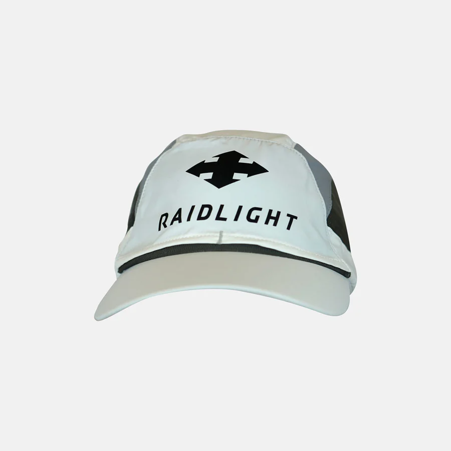 Boné branco e preto da marca Raidlight com logo e texto na parte frontal.