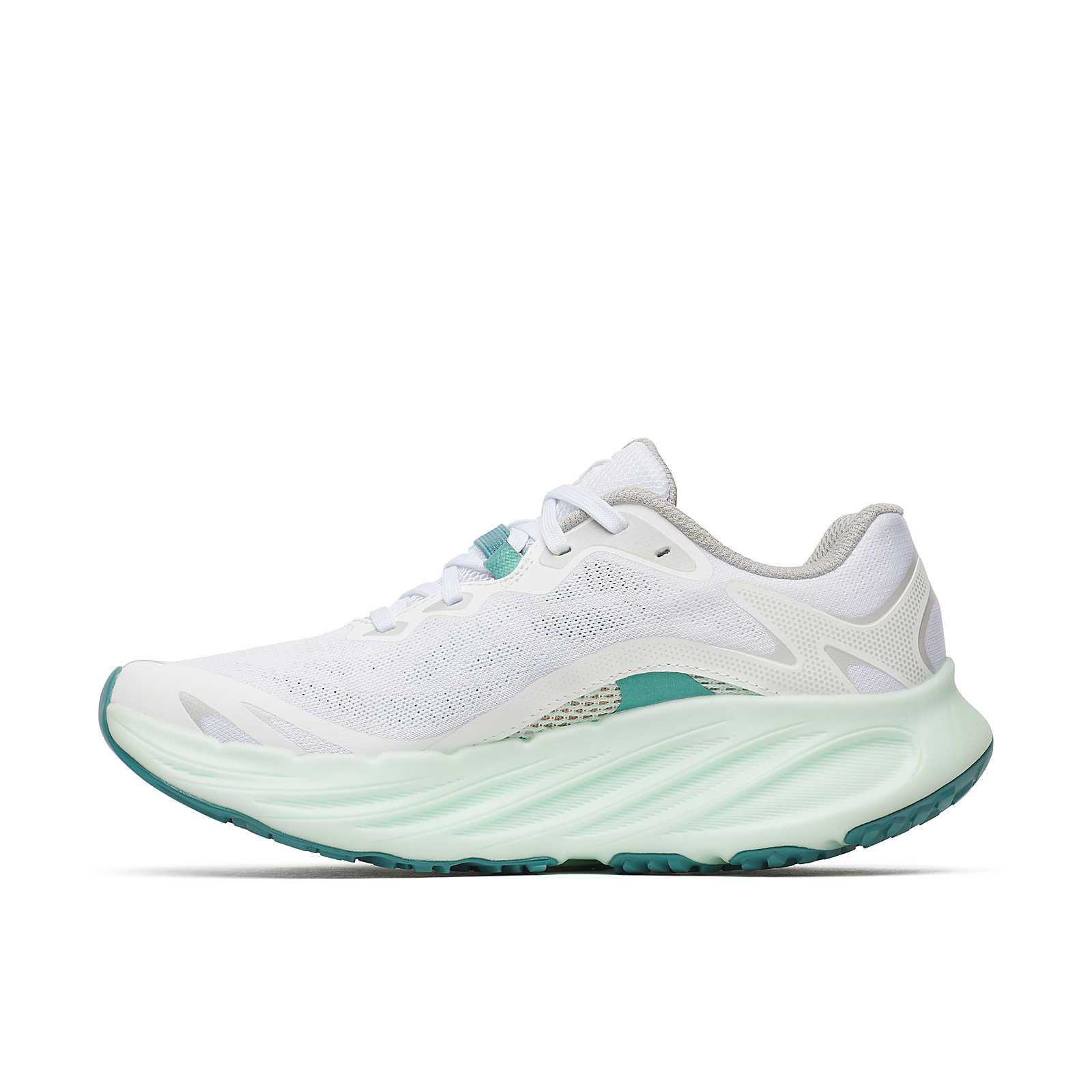 Tênis desportivos brancos com sola grossa verde e detalhes bege