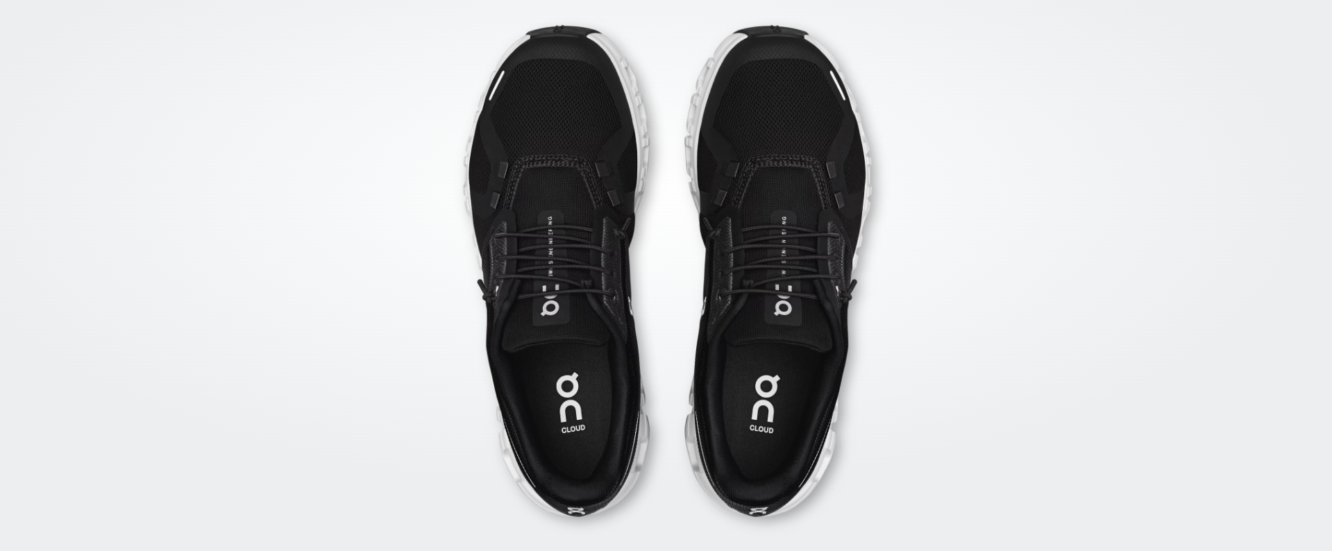 Sapatilhas desportivas pretas com sola branca e logo ON CLOUD na palmilha