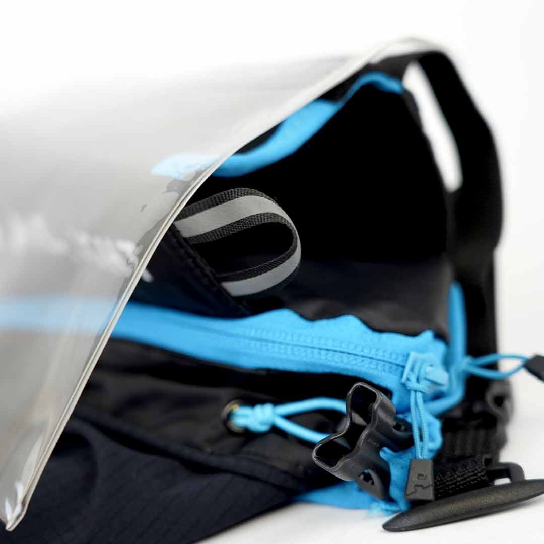 Mochila preta com detalhes azuis e fecho de correr azul