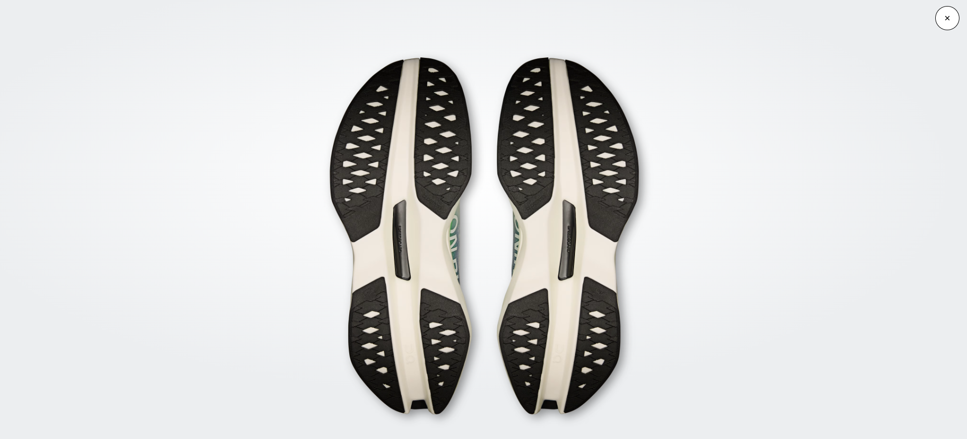 Solas preto e branca de sapatilhas de corrida lado a lado em fundo claro