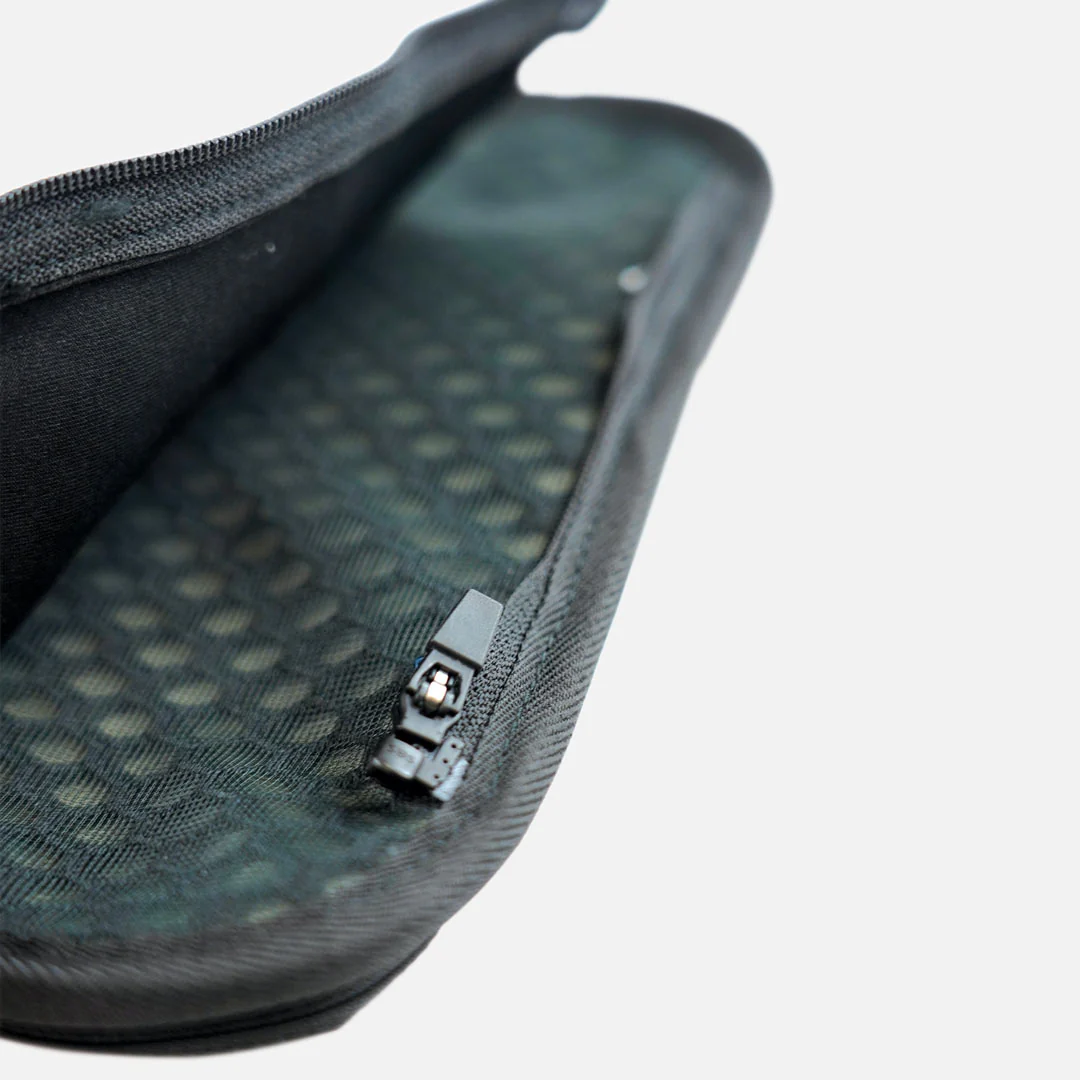 Bolsa preta com fecho de correr e padrão circular no tecido