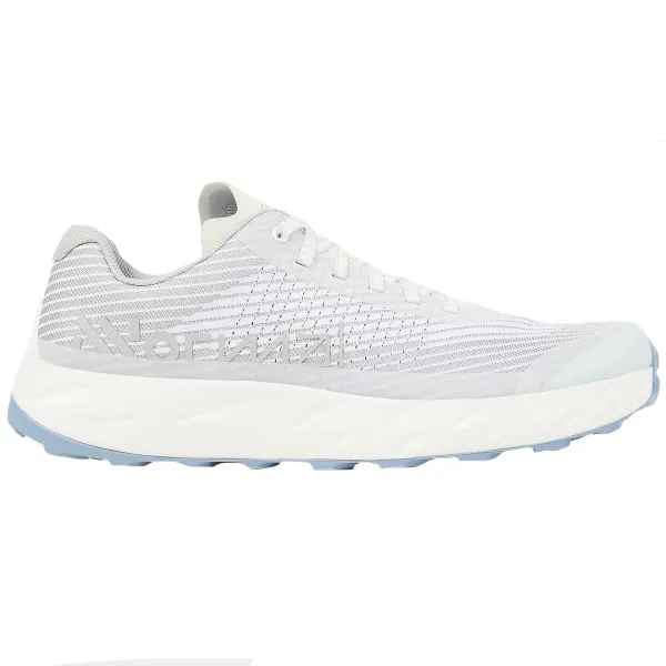 Sapatilha desportiva branca com sola azul clara e logótipo Norwalk na lateral