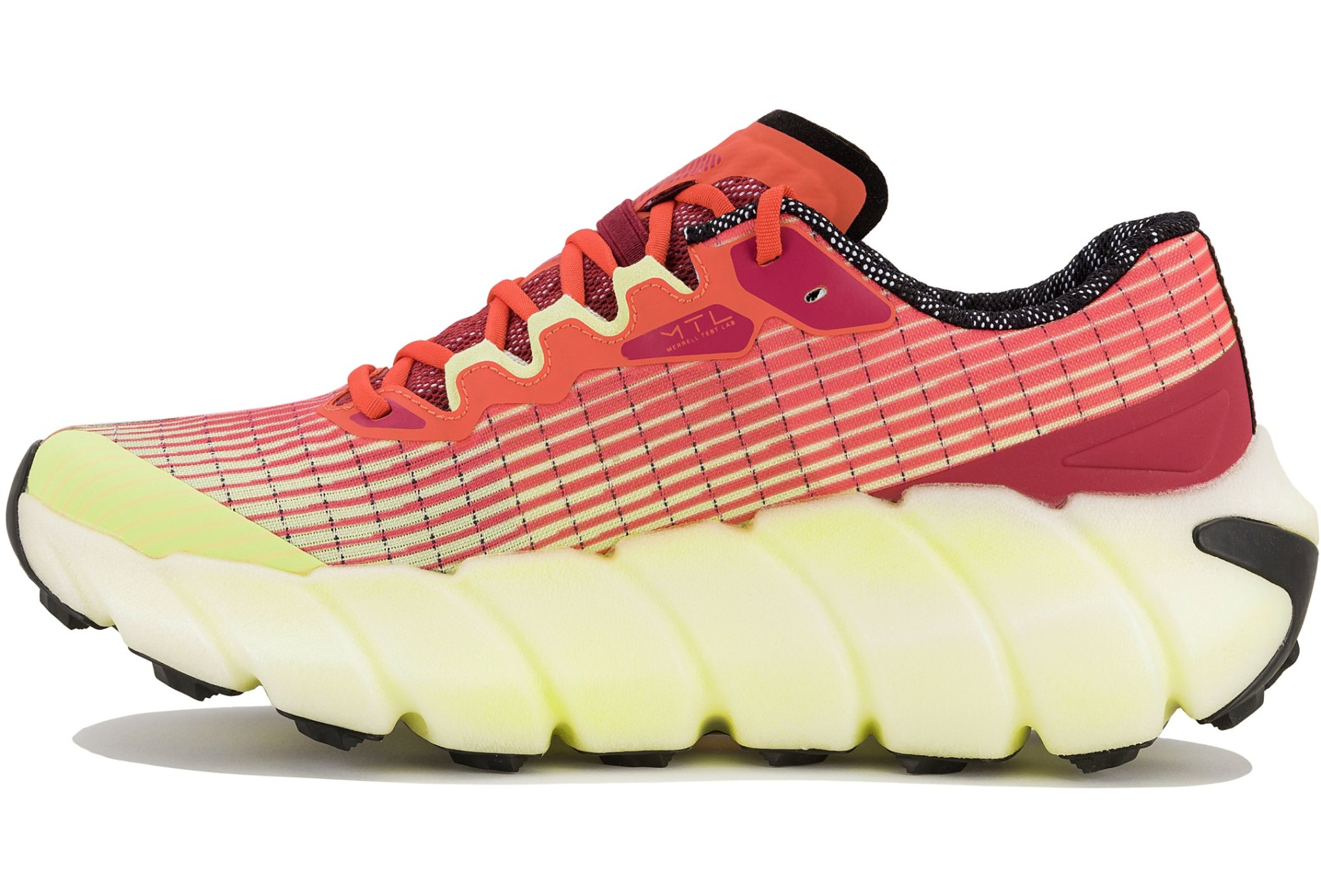 Tênis desportivo vermelho com solado amarelo esverdeado