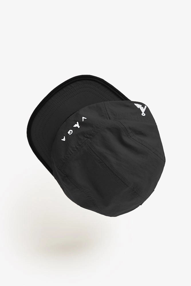 Boné preto com inscrição branca e aba curva