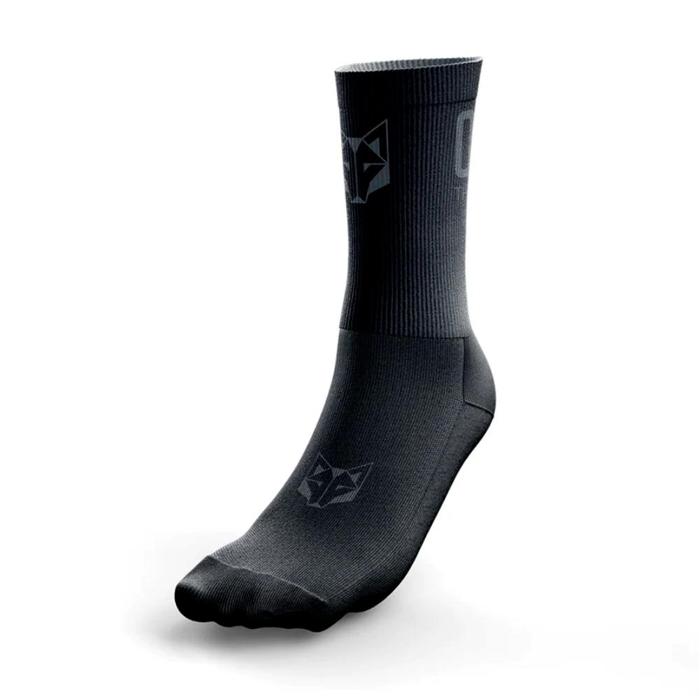 meia preta com logótipo geométrico e texto FOX