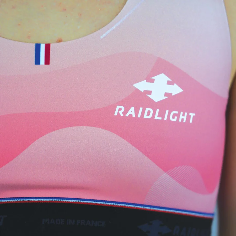 Roupa desportiva rosa com logótipo RAIDLIGHT e etiqueta Made in France