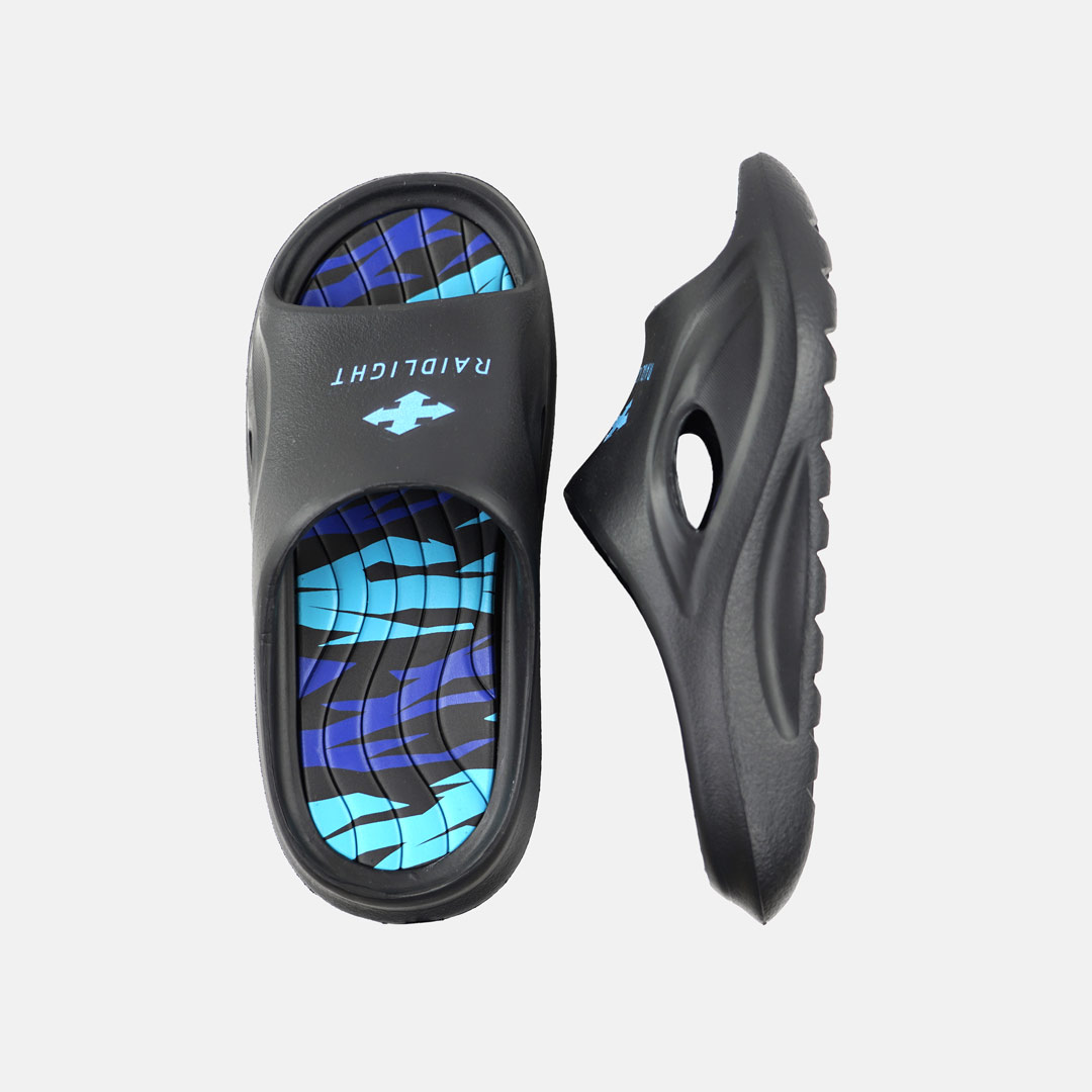 Sandálias pretas tipo chinelo com interior azul e padrão ondulado