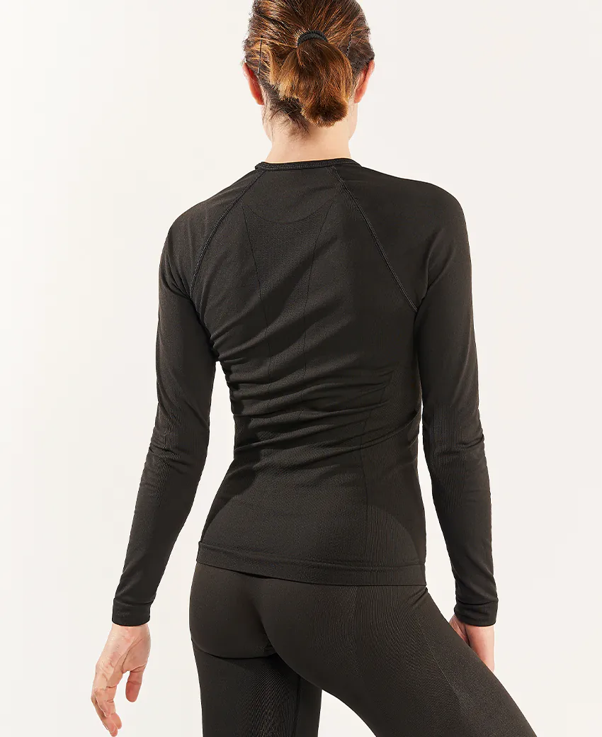 Conjunto de roupa desportiva preta de manga comprida vista de costas