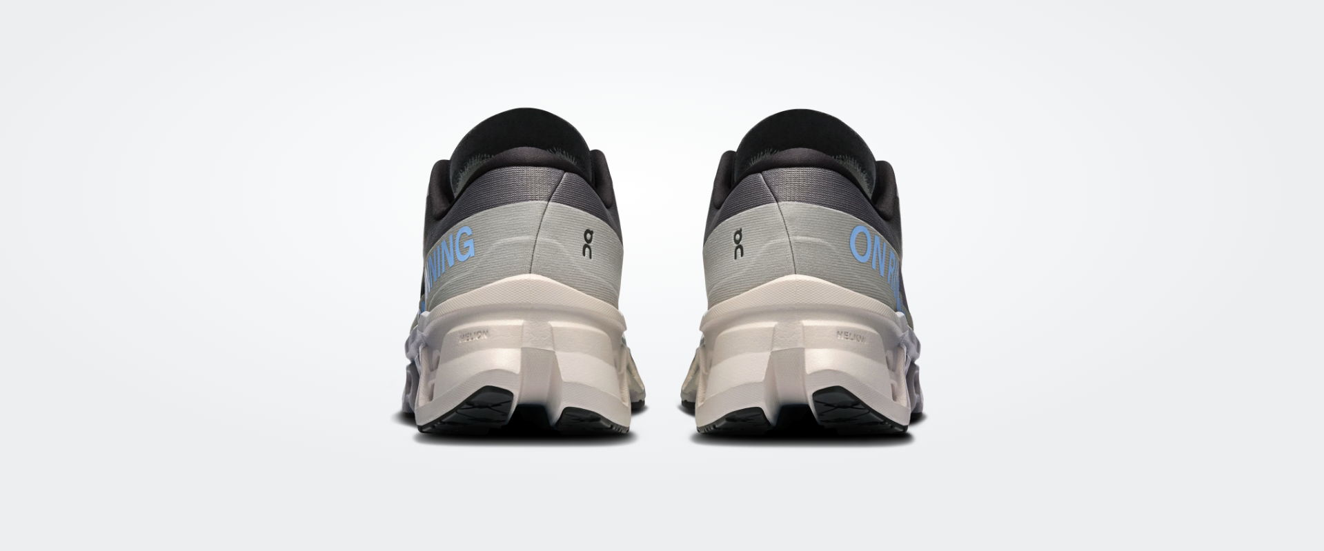 Ténis desportivos cinza e bege vistos de trás