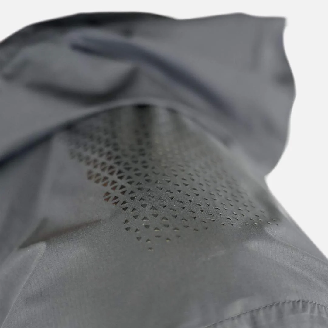 tecido cinzento com padrão triangular perfurado