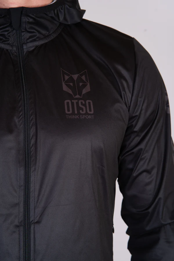 Casaco desportivo preto com logo OTSO e texto Think Sport no peito