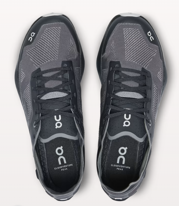 Par de ténis desportivos cinzentos On Cloudventure Peak vistos de cima