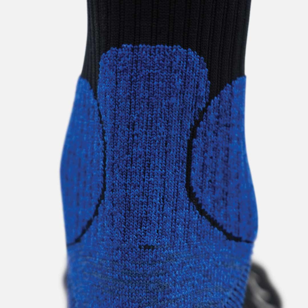 Meia desportiva azul e preta com texturas acolchoadas