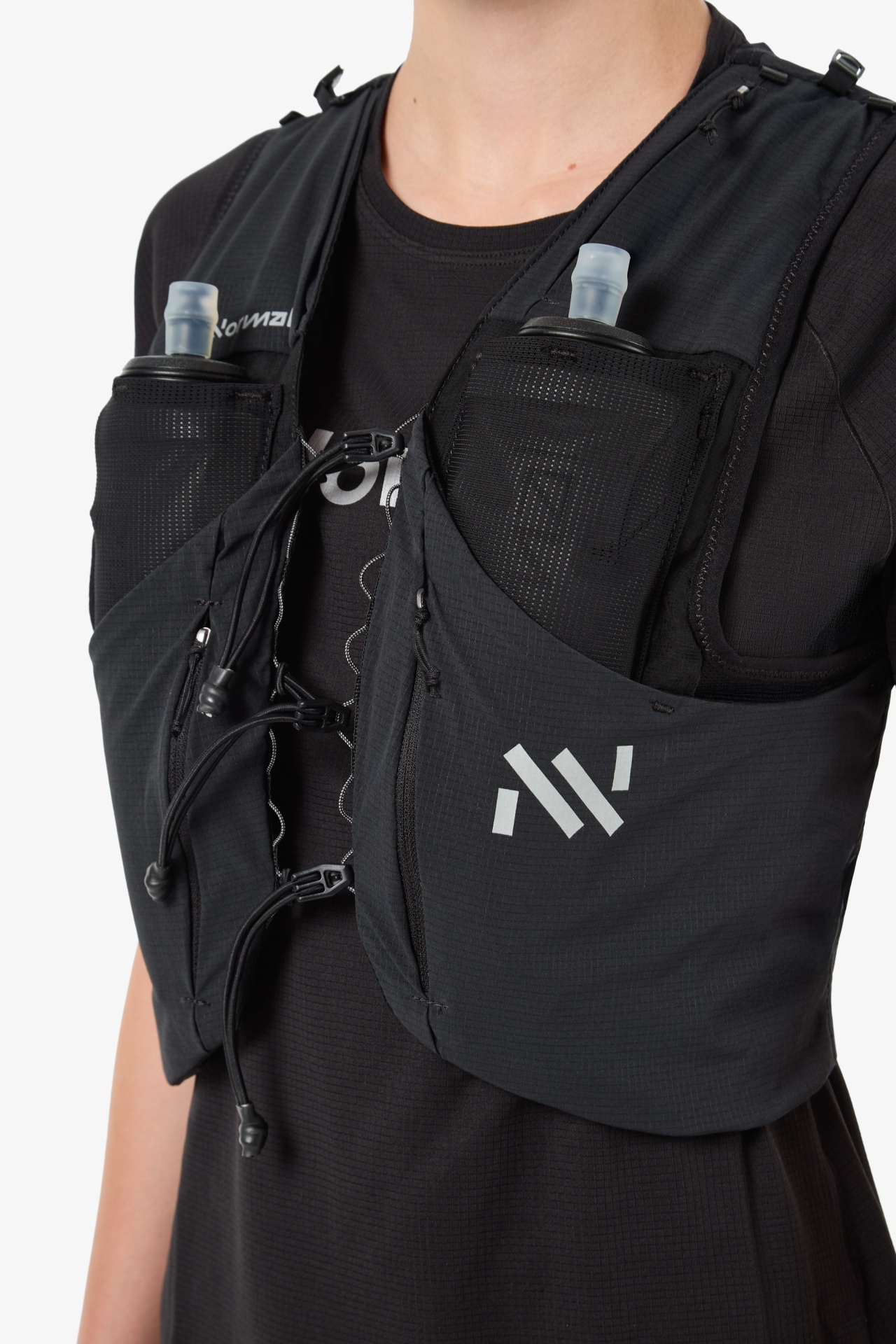 Colete desportivo preto com bolsos e recipientes de água