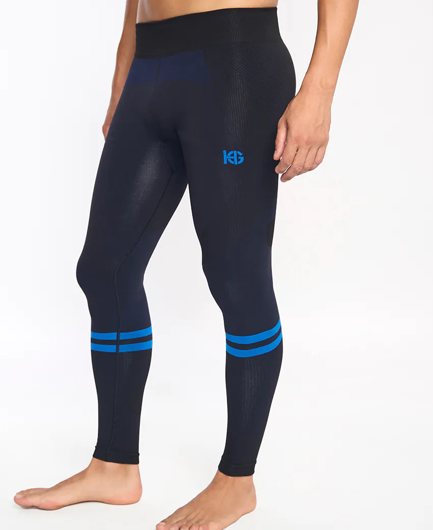 Leggings pretas justas com riscas azuis e logótipo azul.