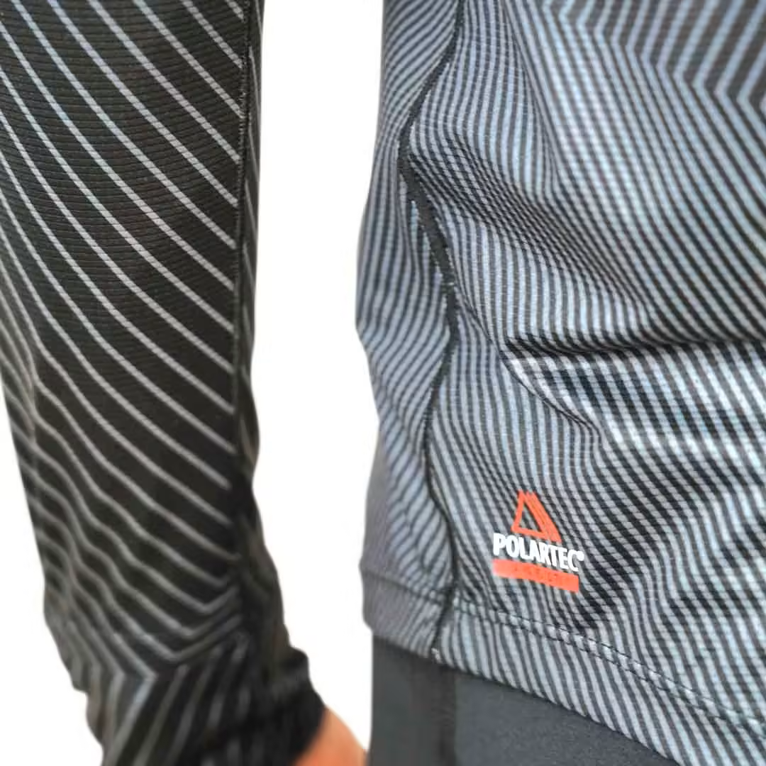 Casaco térmico cinza com riscas pretas e logótipo POLARTEC® EDGE