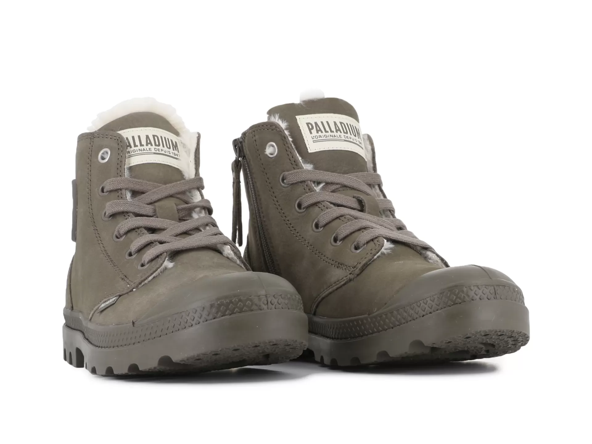 Botas castanhas altas de pele com atacadores e interior de pelo branco