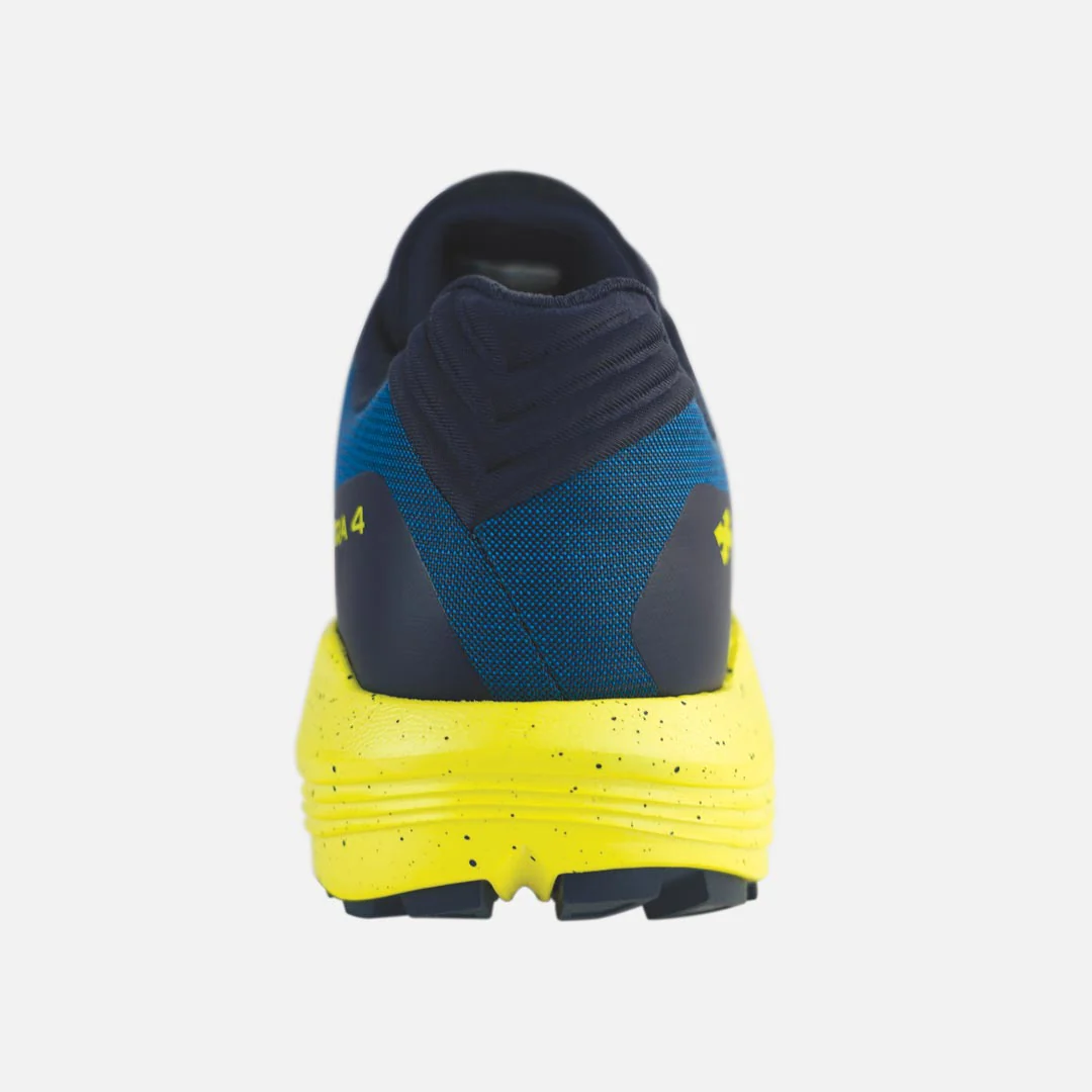 Tênis desportivo azul e amarelo visto de trás com sola amarela salpicada