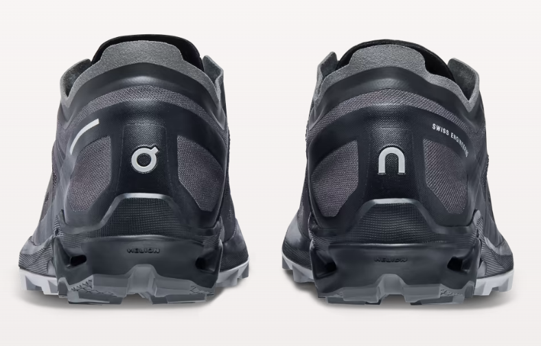 Sapatilhas desportivas pretas e cinzentas vistas de trás