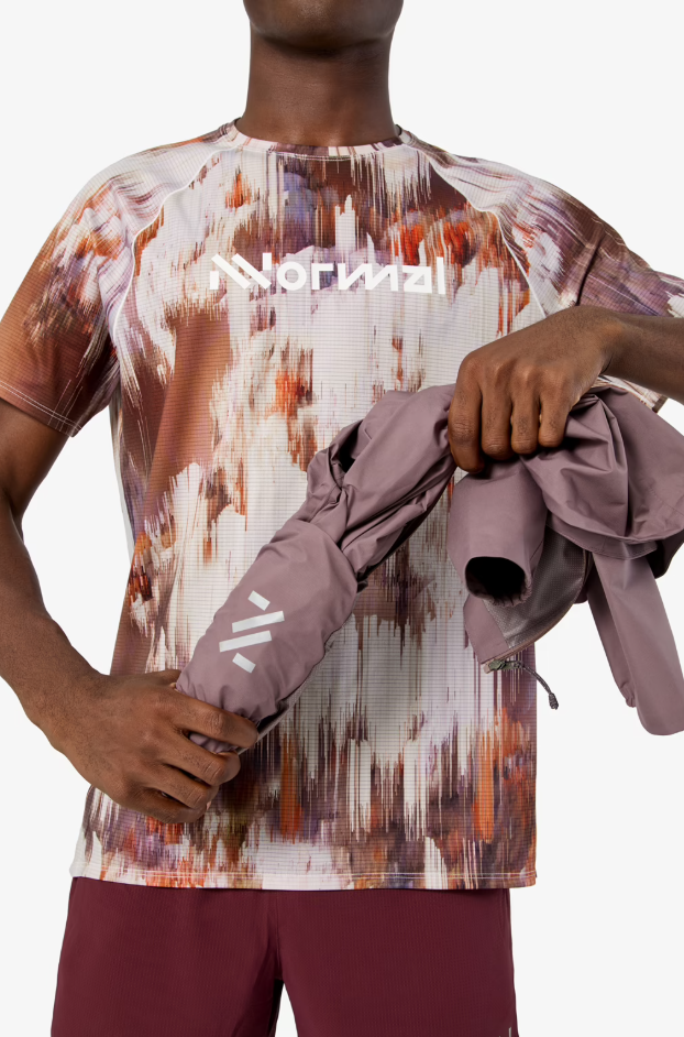 Camisola técnica de manga curta com padrão abstrato colorido e texto Normal