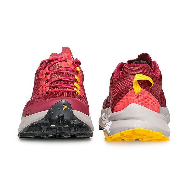 Par de sapatilhas vermelhas e amarelas vistas pela frente e pelas costas