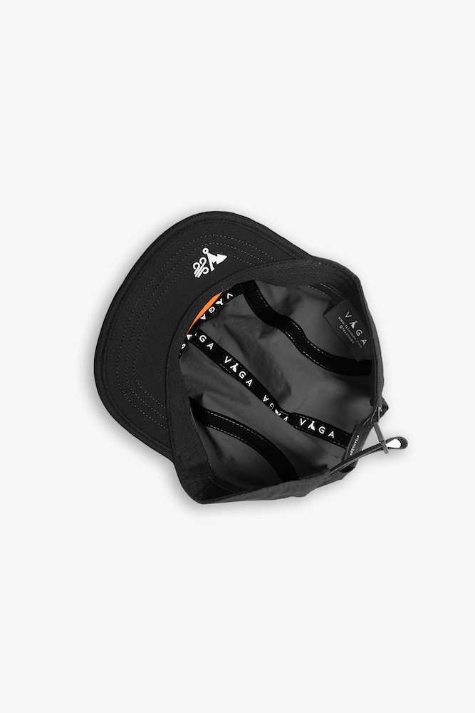 Boné preto com detalhes interiores em tecido e ajuste traseiro