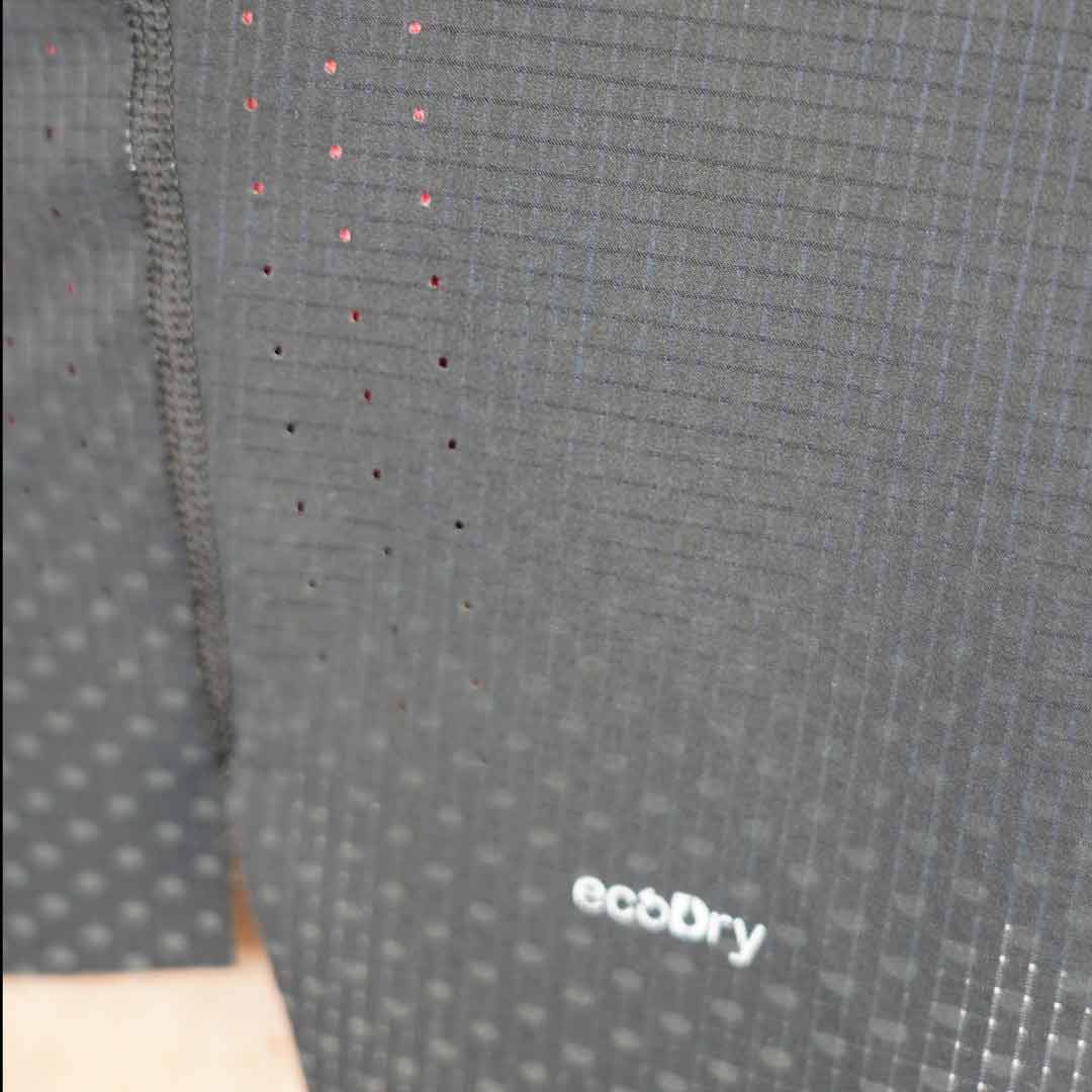 Detalhe de tecido cinzento com textura e texto ecoDry.