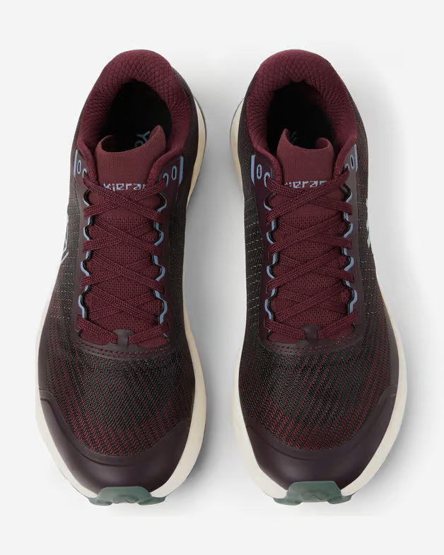 Sapatilhas desportivas bordeaux com sola branca vistas de cima