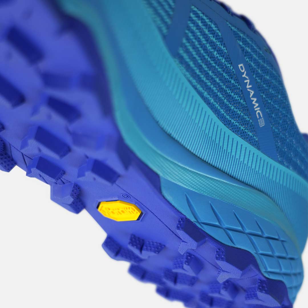 Ténis desportivo azul com sola roxa e palavra DYNAMIC na lateral