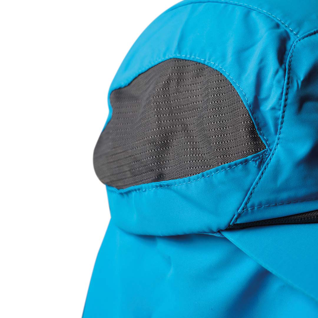 Detalhe de casaco azul com malha preta para ventilação