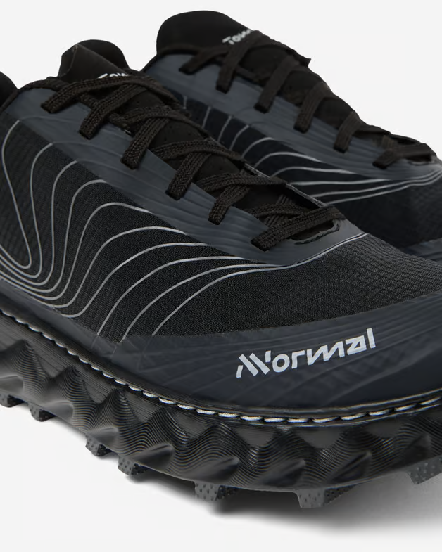 Ténis pretos da marca Normal com detalhes em branco e sola texturizada