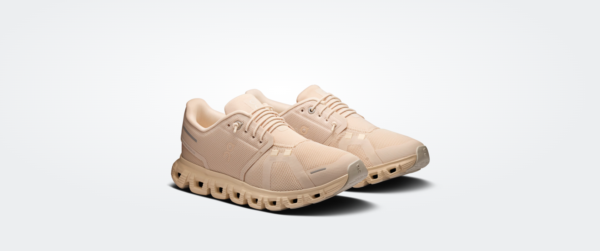 Sapatilhas desportivas bege com solado almofadado e detalhes cinza