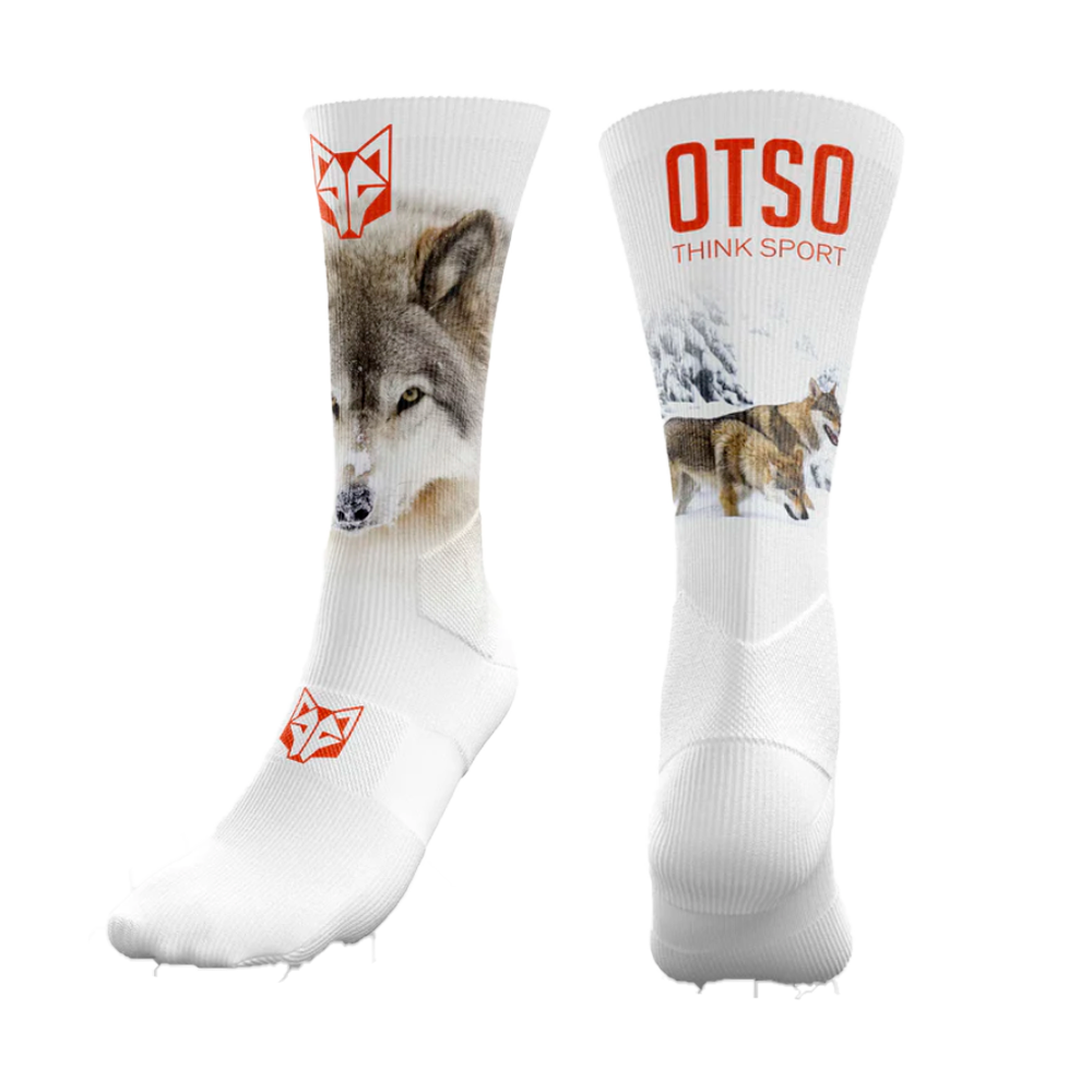 Meias desportivas brancas com imagem de lobo e texto OTSO THINK SPORT