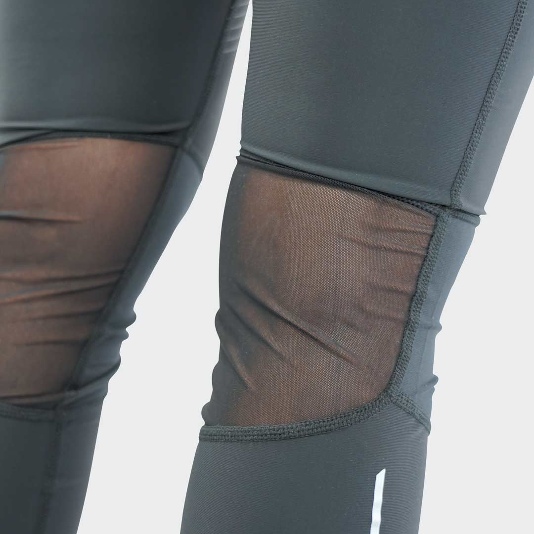 Calças de desporto pretas com detalhes transparentes nos joelhos