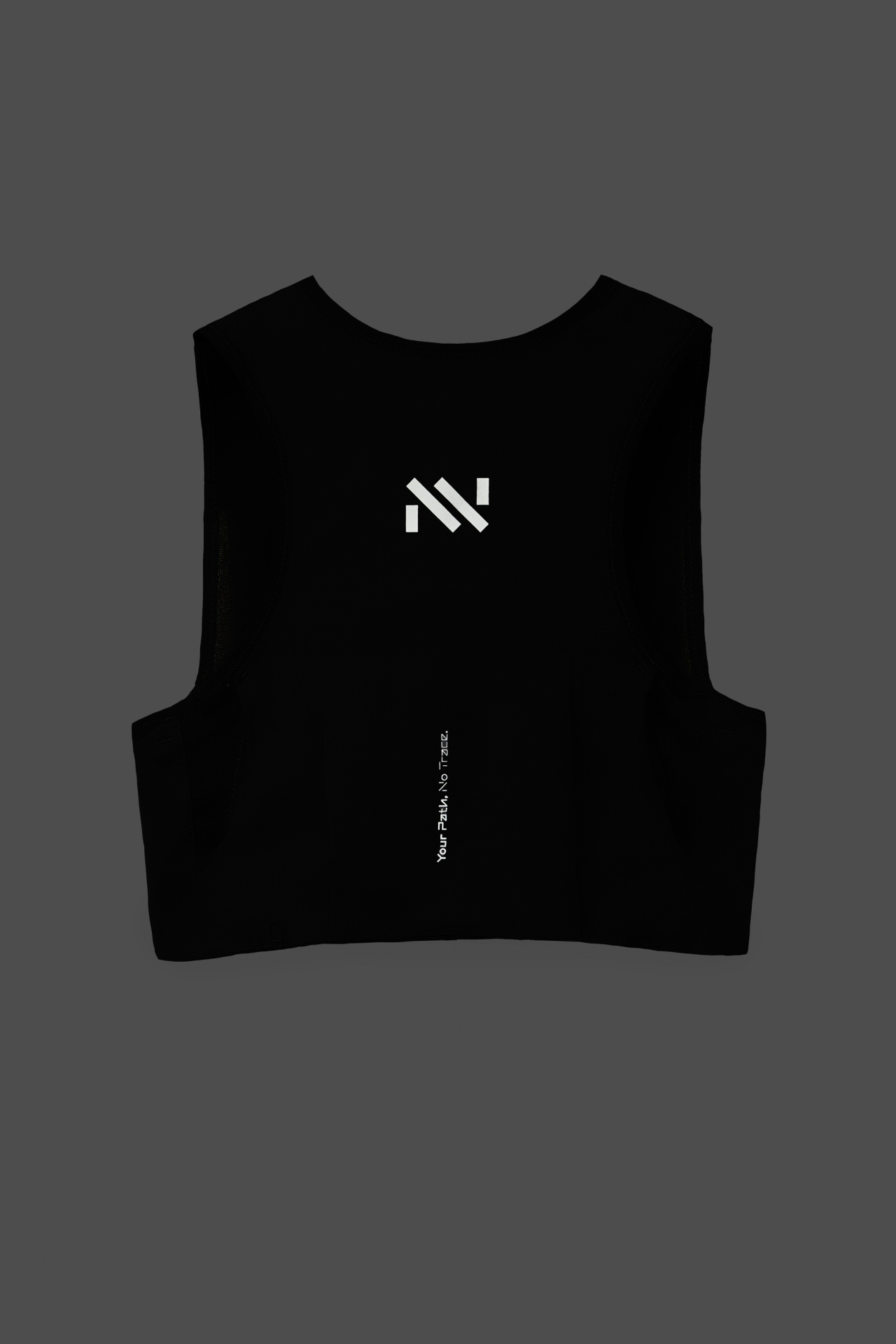 Top preto com logotipo branco e texto vertical no centro