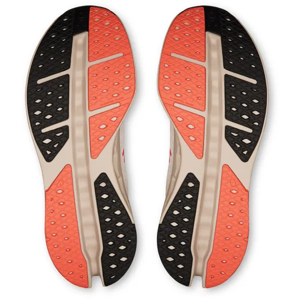 Solas de sapatos com padrão laranja e preto e texto Cloudtec