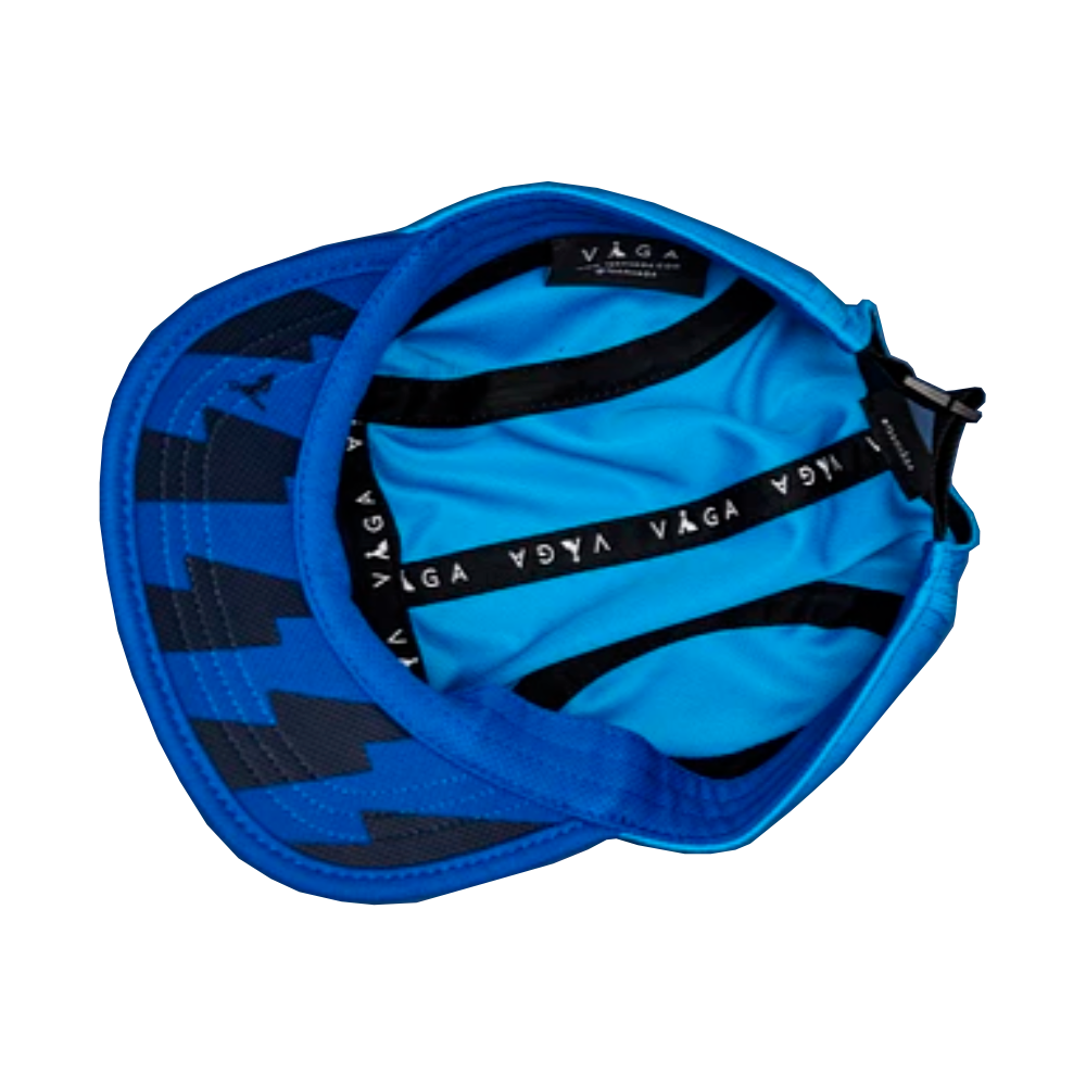 Boné azul com padrão geométrico e ajuste elástico