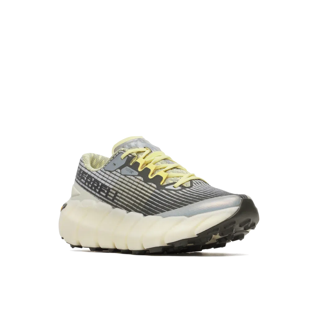 Ténis desportivos cinza com atacadores amarelos e sola branca espessa