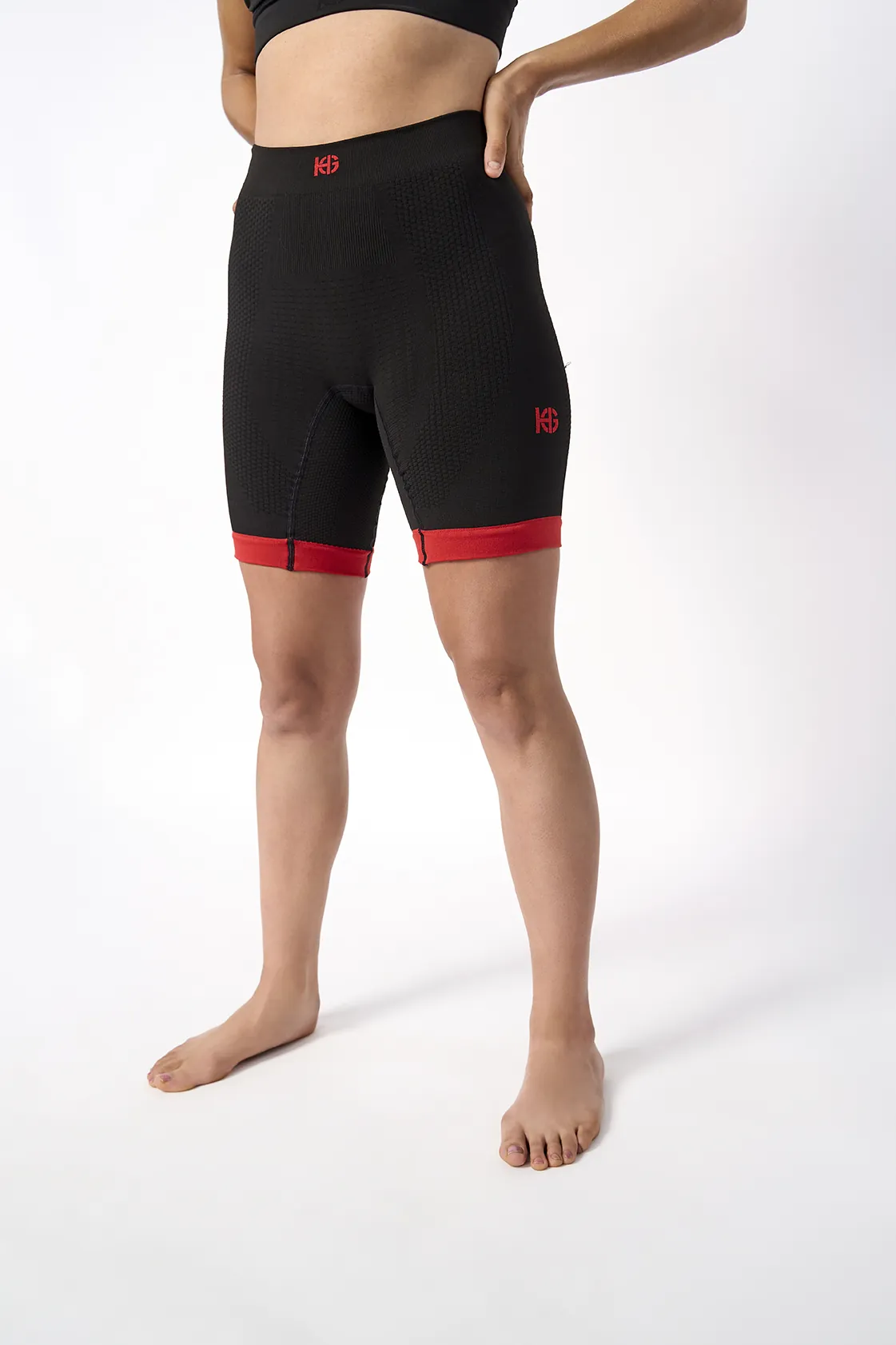 Leggings pretas com detalhes vermelhos e logótipo KG na cintura e perna esquerda