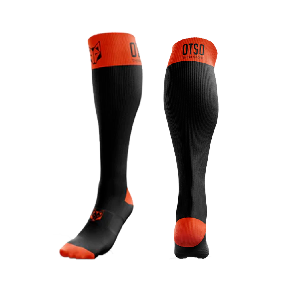 Meias desportivas pretas e laranja com texto OTSO