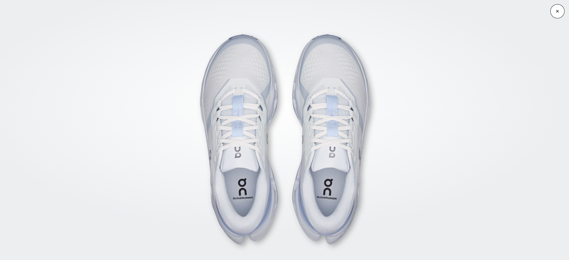 Par de sapatilhas de corrida brancas com detalhes azuis